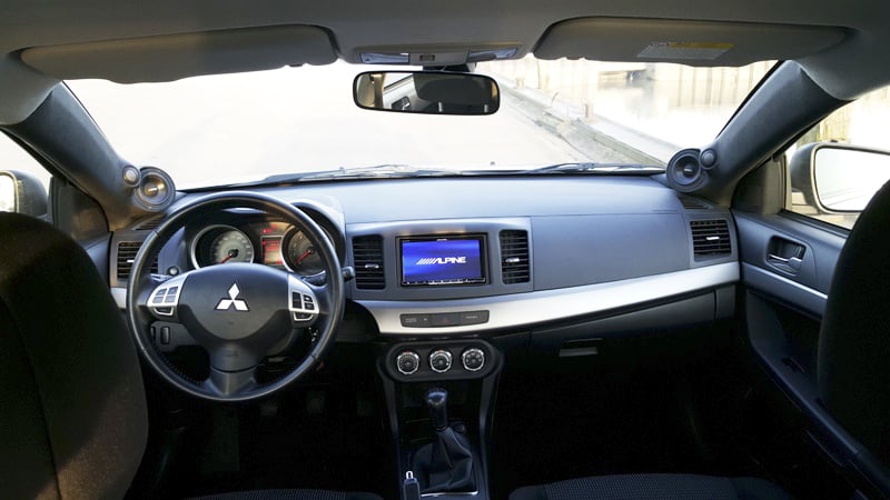 Mitzubishi Auto-HiFi Einbaubeispiel von Finsterwalder Elektronik - Monitor Mittelkonsole